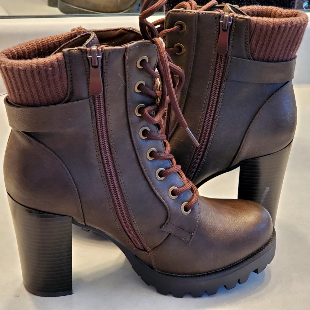 DREAM PAIRS Lace up Combat Ankle Chunky Heeled Boots Like New!